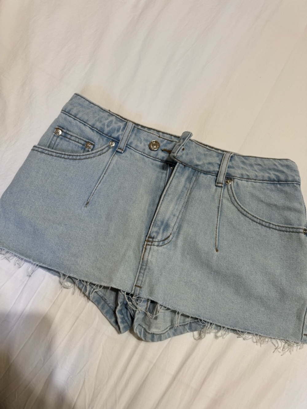 Edikted Light Wash Denim Cutoff skort
